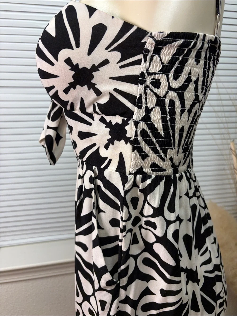*Black & White Floral Tie-Front Maxi Dress - Picture 4 of 6